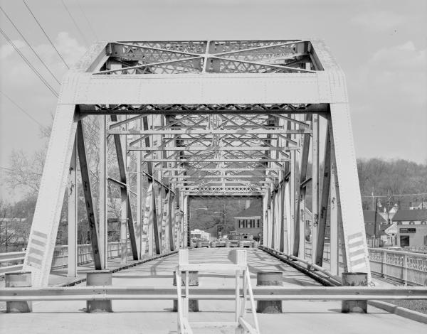 The old Milford Bridge, shortly before it was demolished