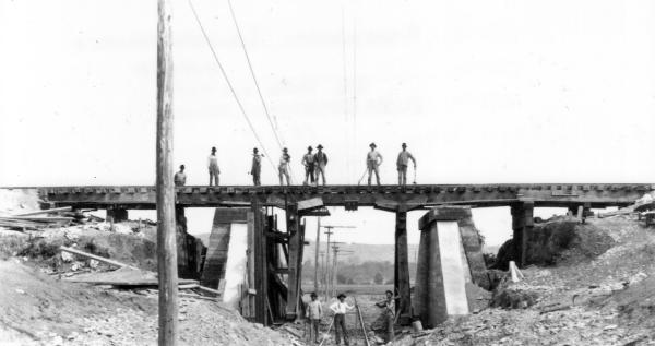 Historic photo of CL&A construction at the Big Four Railroad underpass in Elizabethtown