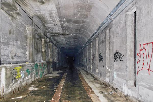 The subway's Linn Street station, looking east along the northbound/westbound platform