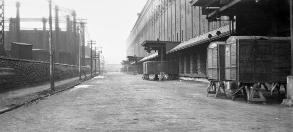 Historic photo of the B&O warehouse, now Longworth Hall, at 2nd Street, now Pete Rose Way, in 1920
