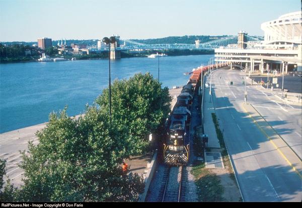 An eastbound train from Gest St. Yard is approacing CP Oasis, having just passed under Riverfront Stadium